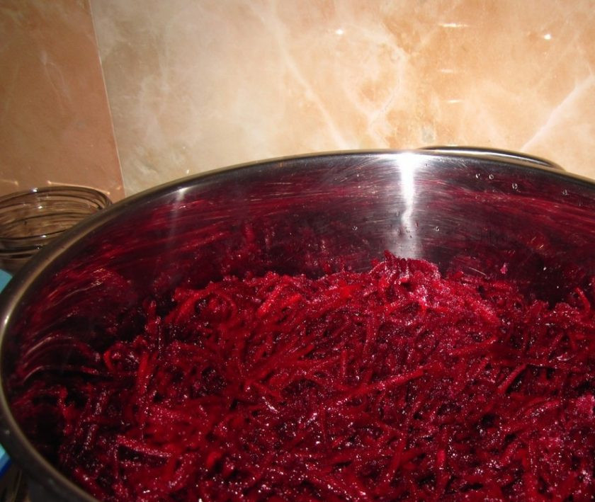 1. Этап. Салат из красной свеклы на зиму: 2. Возьмите кастрюлю, в которой будете тушить овощи, и налейте растительное масло. Затем выложите часть свеклы и добавьте сахар. Когда свекла пустит сок, отправьте остальную свеклу, а позже — морковь. Тушите, постоянно помешивая.