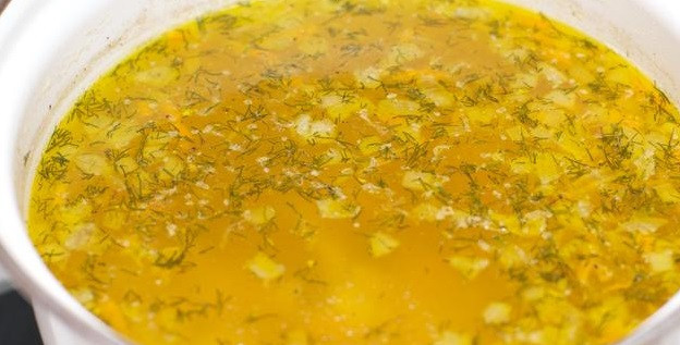 1. Этап. Куриный суп с гречкой: Когда сварится картофель, добавьте зажарку. Проварите еще несколько минут и снимите суп с огня. Дайте ему настояться под крышкой и подавайте к столу. Приятного аппетита!