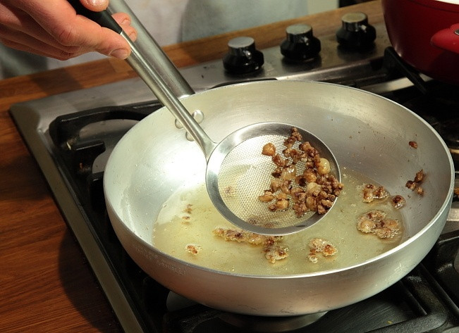 1. Этап. Запеченный гусь, фаршированный яблоками: Вытопите жир и уберите шумовкой отходы.