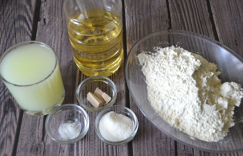 1. Этап. Оладьи на сыворотке без яиц: Подготовьте ингредиенты.