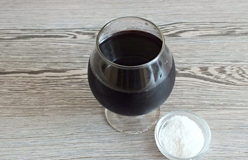 1. Этап. Буженина в вине: В вине растворите соль.