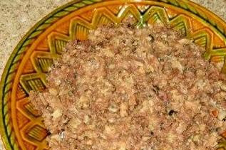 1. Этап. Заливной пирог с сайрой: Сайру нужно размять вилкой (с маслом).