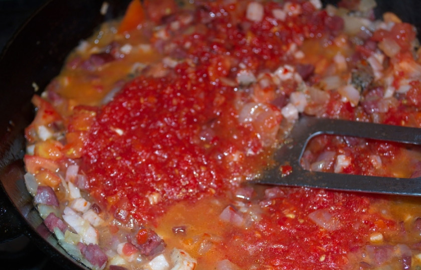 1. Этап. Солянка с картошкой: Добавьте томат (томатный сок или томатную пасту).