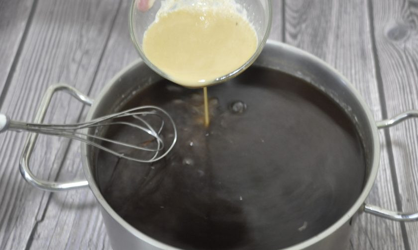 1. Этап. Квас на ржаной закваске: Влейте закваску с добавлением дрожжей.