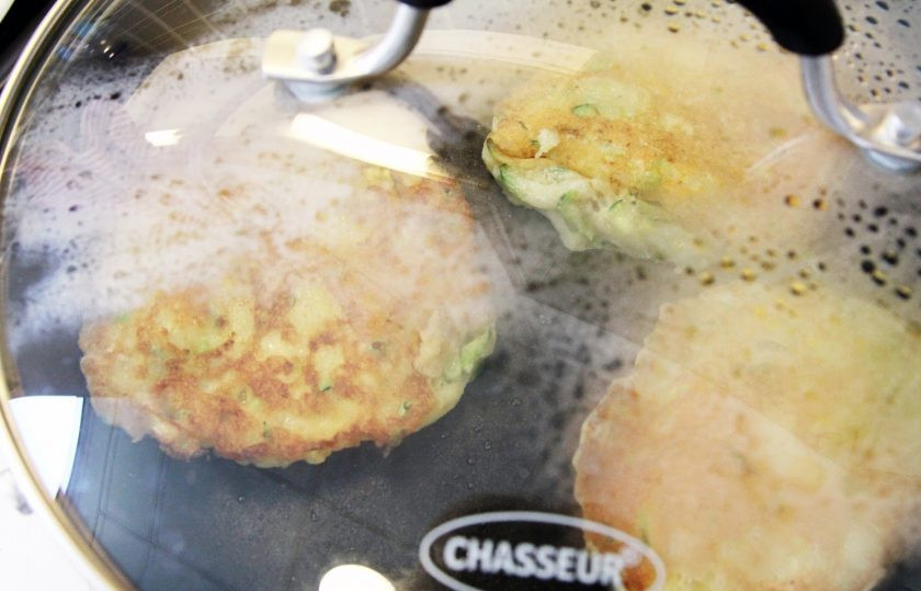 1. Этап. Оладьи из кабачка: 3. Разогрейте сковороду с растительным маслом и выложите столовой ложкой оладьи, накройте крышкой и жарьте несколько минут.