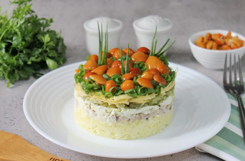 1. Этап. Слоеный салат Лесная поляна с маринованными опятами: Слоеный салат 