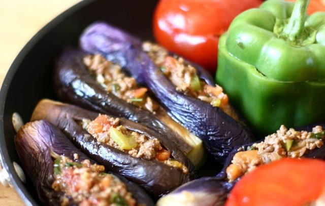 1. Этап. Азербайджанская долма Три сестры: 5. Чищу и мелко нарезаю лук, нарезаю зеленый перец и пучок базилика, отвариваю нут. Фарш обжариваю на сковороде с добавлением мякоти томатов, лука, перца и базилика, по вкусу солю и перчу. Смешиваю обжаренные овощи с отваренным нутом, полученной начинкой фарширую подготовленные овощи, закрываю шляпками и выкладываю в сковороду с толстым дном и высокими бортиками, вливаю растительное масло, готовлю под закрытой крышкой 40-50 минут (по необходимости вливаю немного воды).