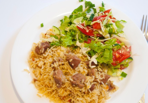 1. Этап. Баранина с рисом в мультиварке: Мультиварка сама приготовит вам ужин, а когда блюдо будет сделано, она подаст звуковой сигнал. Даем блюду еще минут 15 постоять на 