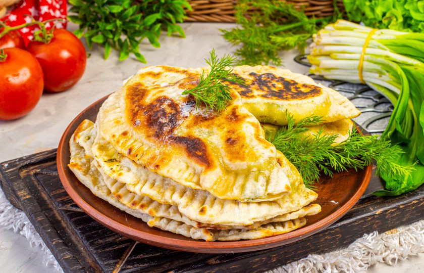 1. Этап. Чуду с черемшой: Готовые чуду с черемшой подавайте теплыми.