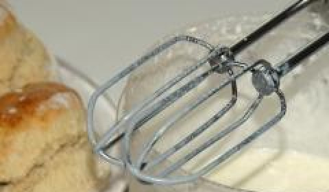 1. Этап. Сконы со сливочным кремом: Пока сконы запекаются, в отдельной миске замешать крем. Сливки следует взбивать миксером (всего около 15-20 минут) до густой консистенции. Со временем в посуду добавить ваниль и сахарную пудру и продолжать тщательно взбивать.