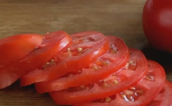 1. Этап. Ленивый рататуй: 4. Помидоры нарежьте тонкими колечками.