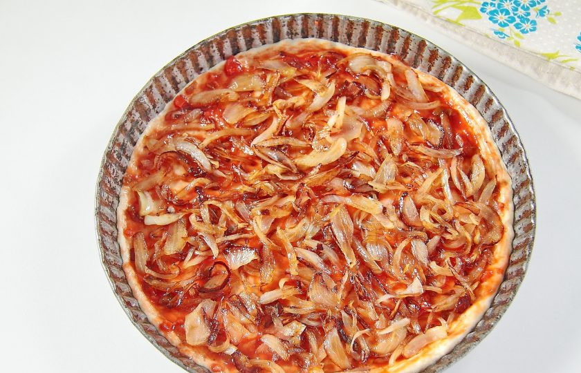 1. Этап. Простая пицца с луком: 9. Сверху равномерно распределите луковую начинку.