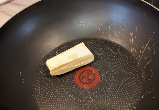 1. Этап. Грибной крем-суп с кинзой: В сотейнике растопите масло