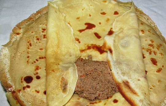 1. Этап. Блины с печенкой: 4. Выложите на край блинчика ложку начинки, аккуратно сверните.