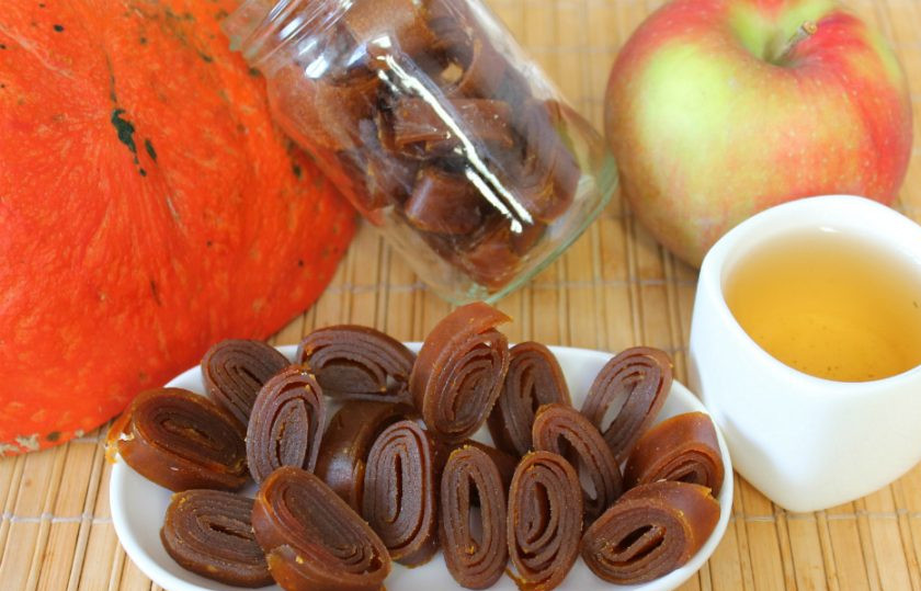 1. Этап. Пастила из тыквы: Пастила подсохла. Она не липкая, но пластичная и мягкая. Сворачиваем пастилу и нарезаем порционными кусочками. Пастила из тыквы готова. Кушайте на здоровье.