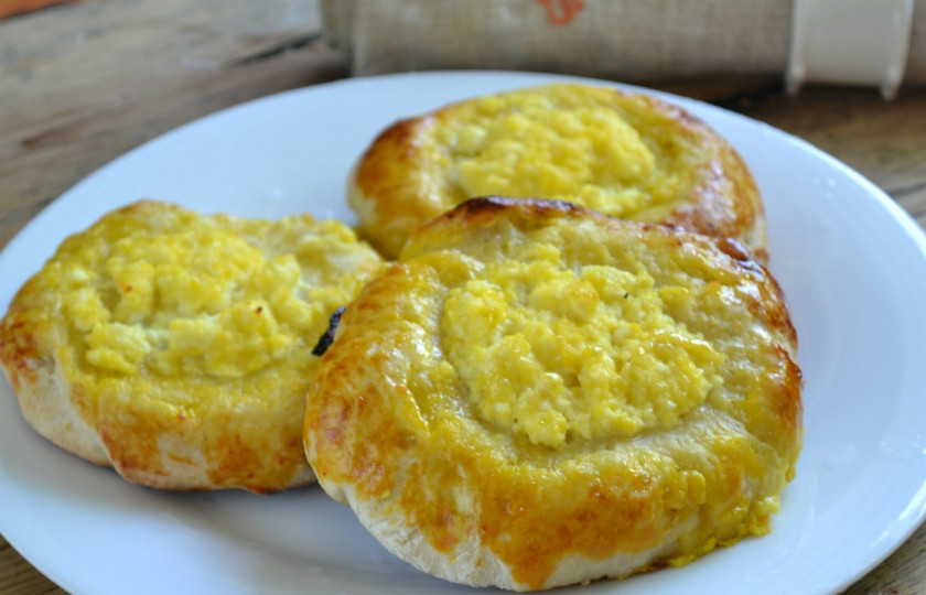 1. Этап. Ватрушка с творогом: Запекайте ватрушки в духовке при температуре 180 градусов. Готовность проверяйте спичкой. Подавайте ватрушки с чаем или холодным молоком.