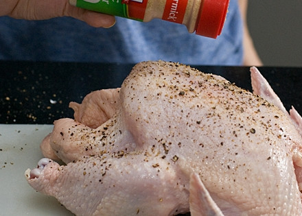 1. Этап. Цыпленок, фаршированный сухарями: 2. Цыпленка посыпьте солью, перцем и чесночным порошком, предварительно смазав оливковым маслом.