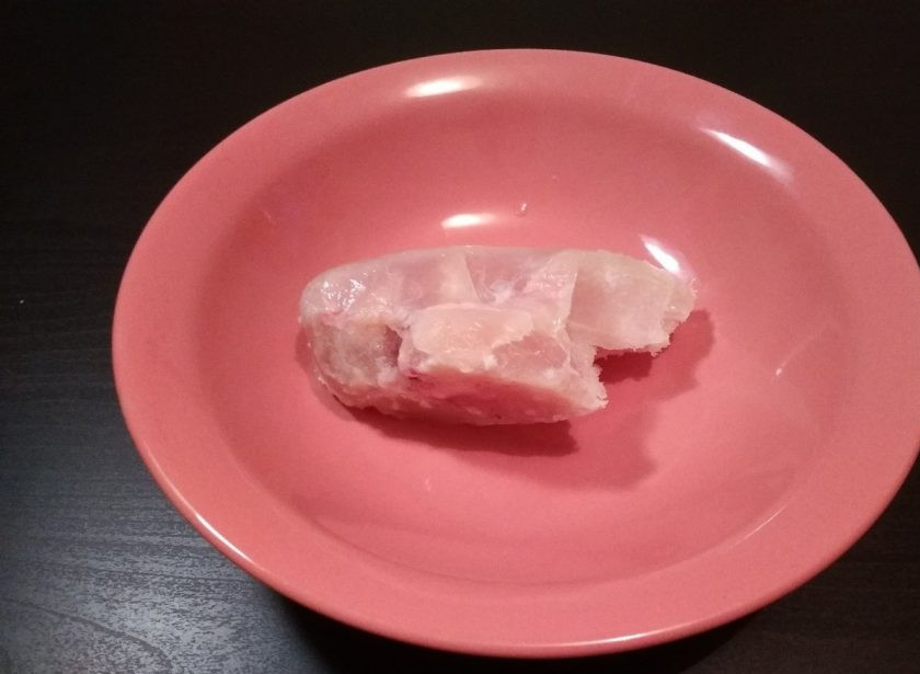 1. Этап. Сэндвичи с курицей и сыром: 1. Куриное филе запеките, обжарьте или отварите любимым способом до готовности. Предварительно натрите курицу солью и перцем.