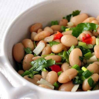 Салат из фасоли с чесноком