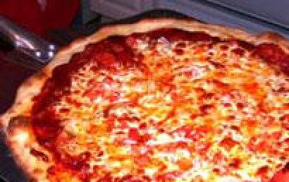 1. Этап. Пицца с беконом: Блюдо готово. Подавайте пиццу на стол.