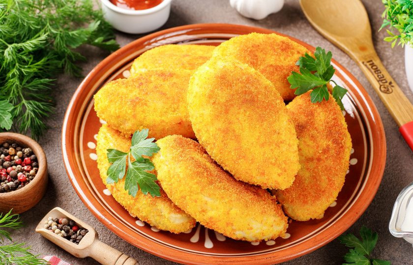 1. Этап. Картофельные пирожки с грибами: Картофельные пирожки с грибами готовы. Пока они горячие, корочка хрустящая, но дайте им немного полежать и они станут мягкие. Очень сытно и вкусно!