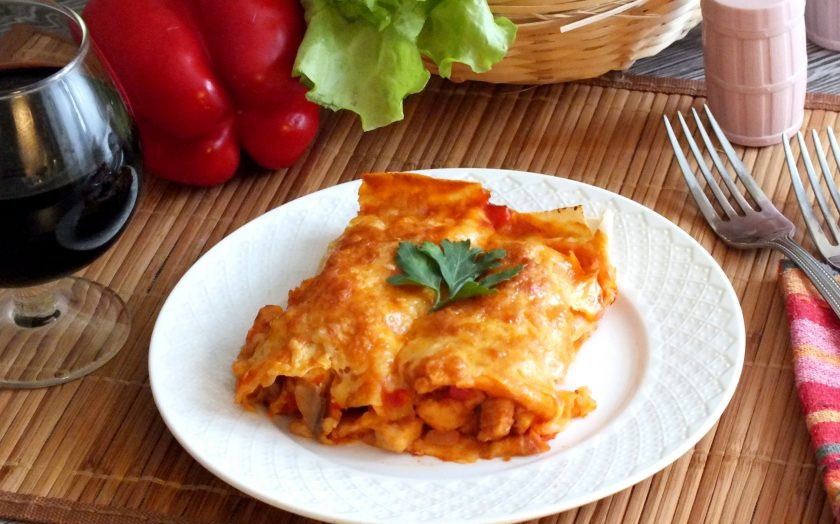 1. Этап. Энчиладос с курицей в лаваше: Разложите порционно и подавайте в теплом виде. Приятного аппетита!