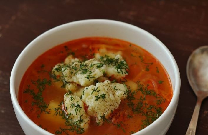 1. Этап. Полтавский борщ с галушками: Налейте готовый борщ в тарелки, заправьте по желанию чесноком, зеленью и сметаной. Добавьте галушки и подавайте к столу.