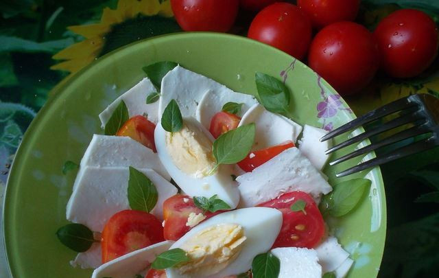 1. Этап. Салат Кочевник: Смешиваем все ингредиенты в тарелке, присыпаем листьями базилика и заправляем оливковым маслом. Соль по вкусу ( в зависимости от брынзы). Приятного аппетита!