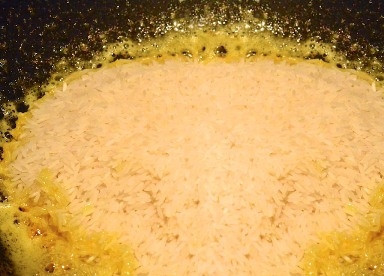 1. Этап. Као Мок Гай: Добавляем в вок рис.