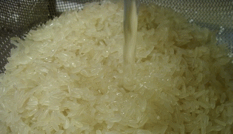 1. Этап. Рис на пару в мультиварке: 2. Один небольшой секрет: из пропаренного риса гарнира получается больше, чем из шлифованного. Для начала хорошенько промойте крупу, после чего поместите рис в контейнер мультиварки.