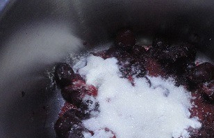 1. Этап. Творожно-ванильный пирог с вишней: Смешать вишню с сахаром и крахмалом, и оставить размораживаться.