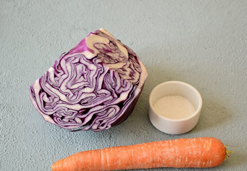 1. Этап. Квашеная краснокочанная капуста: Подготовьте все ингредиенты.