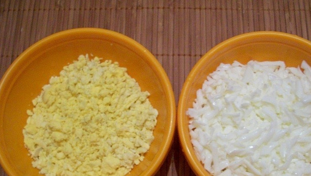 1. Этап. Салат с лососем и сыром: Отделите белки от желтков. Измельчите белки и желтки.