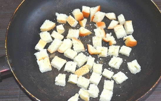 1. Этап. Салат Ревнивец: 4. И подсушите на сковороде, присыпав солью.