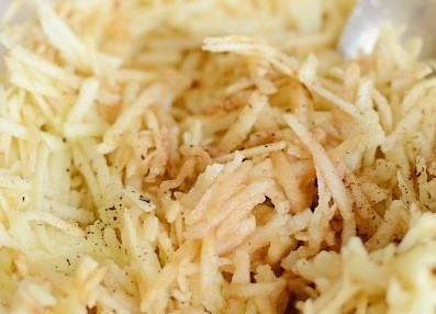 1. Этап. Именинный пирог: Яблоки вымойте и очистите. Натрите их на крупной терке, сбрызните лимонным соком, чтобы яблоки не потемнели, добавьте сахар, специи и перемешайте.