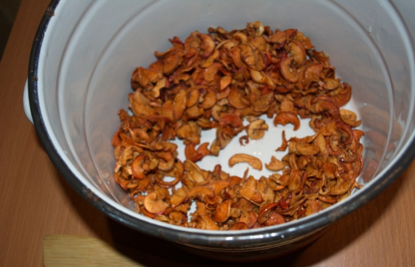 1. Этап. Компот из калины и яблок: Сушку яблок нужно вымыть. Я использую дуршлаг с большими отверстиями. Промытые яблоки выложите в большую кастрюлю.