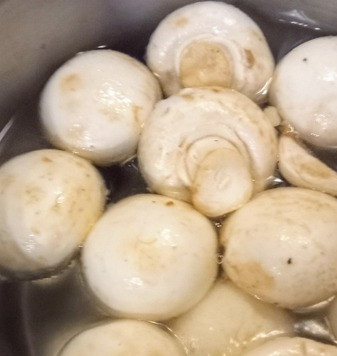 1. Этап. Салат с маринованными грибами: В кипящей воде варить шампиньоны в течение 15 минут.