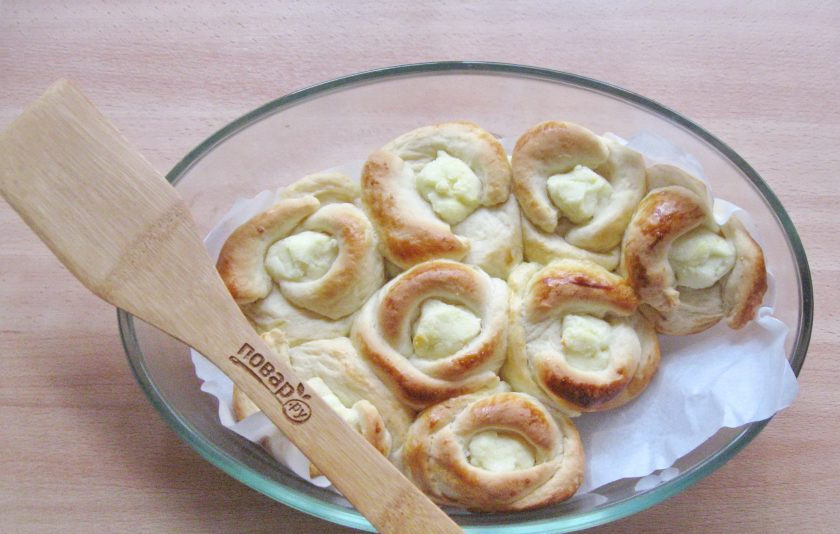 1. Этап. Булочки Как у бабушки: Дайте булочкам расстояться при комнатной температуре 20-25 минут, смажьте яйцом и выпекайте в духовке при температуре 175-180 градусов 30-35 минут.