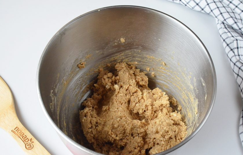 1. Этап. Овсяное печенье с яблоками без муки: Хорошо все перемешайте, оставьте на 10 минут, чтобы овсянка размягчилась.