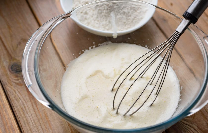 1. Этап. Венские вафли на кефире: Добавьте кефир и перемешайте венчиком.