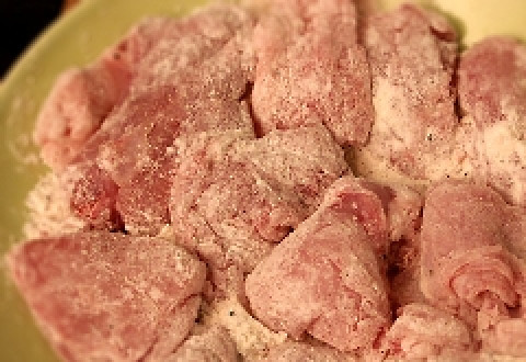 1. Этап. Фрикасе из кролика: 2. Обваливаем каждый кусок в муке и специях. Лучше сразу смешайте муку с солью и приправой, а только после этого можно обваливать мясо.