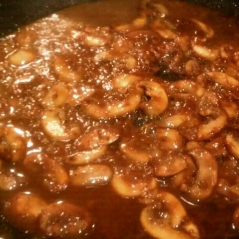 1. Этап. Медальон из говядины: Спустя 2-3 минуты, когда томатный соус загустеет, добавляем в сковороду вино. Увеличиваем огонь и выпариваем вино.