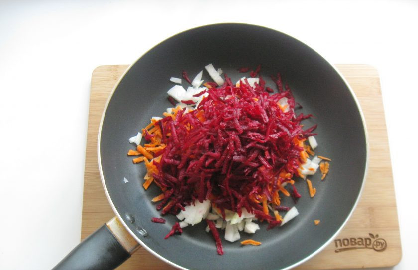 1. Этап. Борщ из индейки: Свеклу очистите, помойте и тоже натрите на терке. Выложите в сковороду, налейте рафинированное подсолнечное масло и тушите овощи 10 минут, перемешивая.