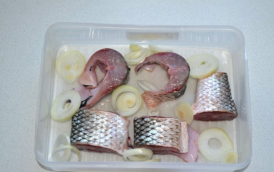 1. Этап. Пеленгас на мангале: Лук очистите и нарежьте.