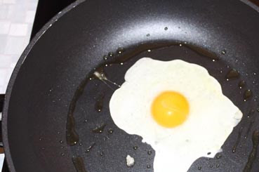 1. Этап. Бифштекс из фарша в духовке: И пока бифштекс доводится до готовности, помоем сковороду, нальем на нее небольшое количество растительного масла, и зажарим одно яйцо, чуть посолив его после готовности.