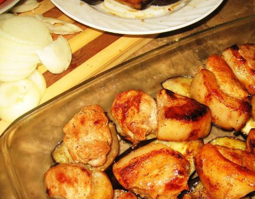 1. Этап. Свинина, запеченная с баклажанами в духовке: На противень выкладываем половину баклажанов, затем половину лука, сверху - мясо.