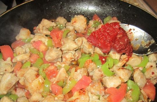 1. Этап. Куриное соте: Потом добавьте на огонь нарезанный помидор и пасту. Всё перемешайте.