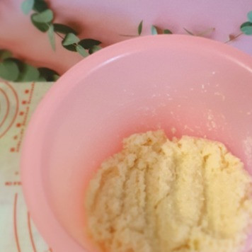 1. Этап. Печенье с кокосовой стружкой: Перемешать и дать настояться 10-15 минут. А потом уже добавить муку, и опять перемешать.