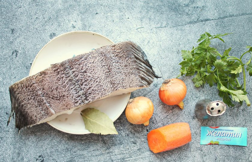 1. Этап. Заливное из палтуса: Подготовьте все необходимые ингредиенты для приготовления заливного из палтуса.