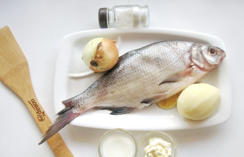 1. Этап. Лещ в духовке с картофелем: Подготовьте ингредиенты для приготовления леща с картофелем.